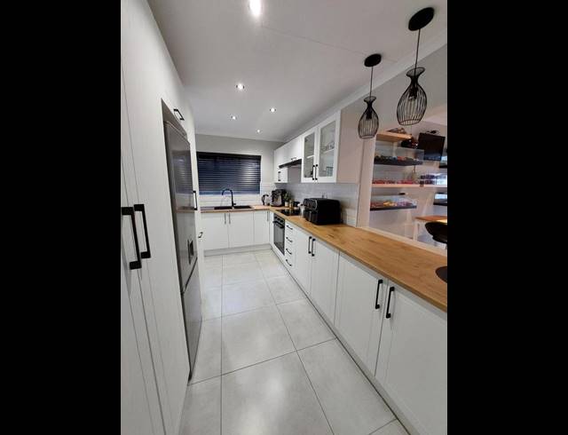 4 BEDROOM HOUSE FOR SALE IN BONAERO PARK